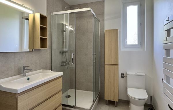 À louer   T4 non meublé au 2ème étage, rénové, avec balcon et accès jardin en bord de rivière