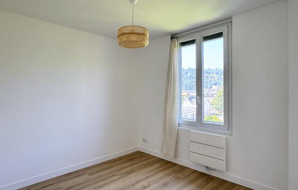 À louer   T4 non meublé au 2ème étage, rénové, avec balcon et accès jardin en bord de rivière