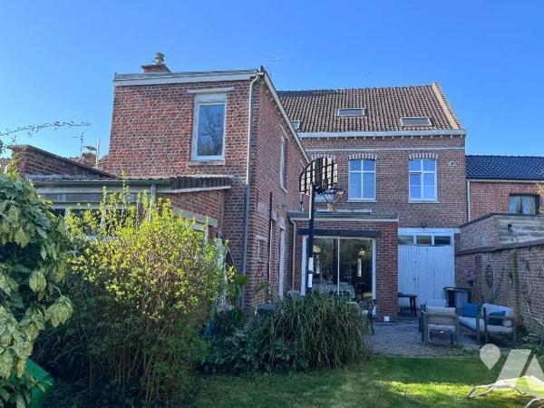En plein coeur de Phalempin, laissez-vous séduire par cette élégante maison bourgeoise de 253 m...