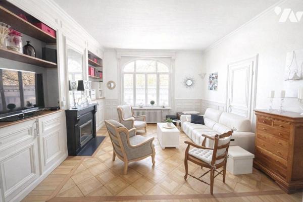 En plein coeur de Phalempin, laissez-vous séduire par cette élégante maison bourgeoise de 253 m...