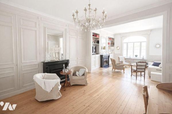 En plein coeur de Phalempin, laissez-vous séduire par cette élégante maison bourgeoise de 253 m...
