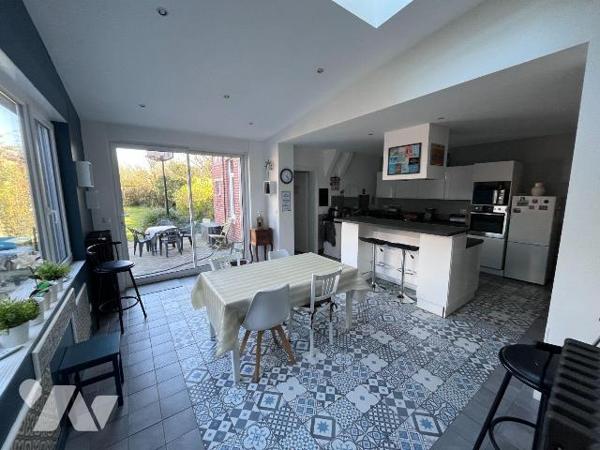 En plein coeur de Phalempin, laissez-vous séduire par cette élégante maison bourgeoise de 253 m...