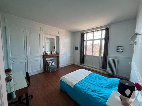 En plein coeur de Phalempin, laissez-vous séduire par cette élégante maison bourgeoise de 253 m...