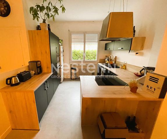 A vendre Angers,les hauts de la doutre, appartement type 3, rez-de-chaussée surélevé, cuisine ouverte aménagée équipée, 2 chambres, aucun travaux à prévoir, petite copropriété.