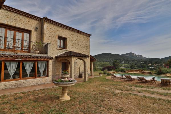 Maison de charme 4 chambres Grand Terrain Piscine Calme Plein Sud
