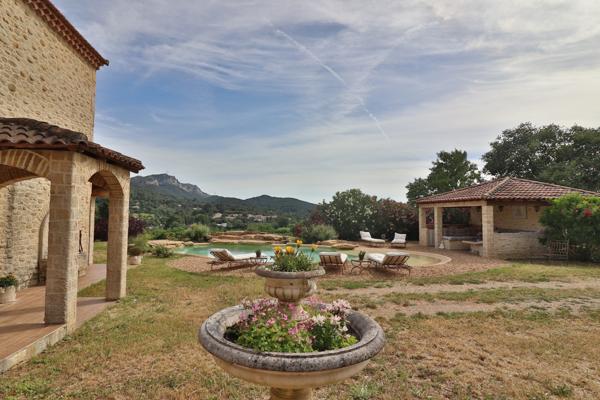 Maison de charme 4 chambres Grand Terrain Piscine Calme Plein Sud