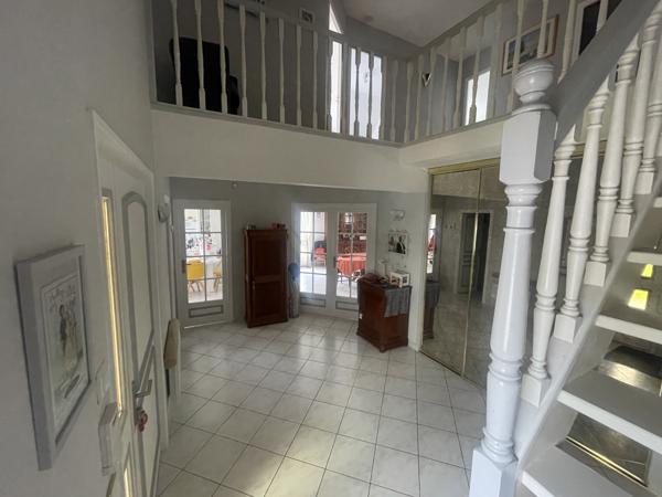Maison
         6 pièces
        - 210 m² Exclusivité 590 000 € *