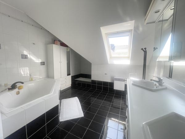 Maison
         6 pièces
        - 210 m² Exclusivité 590 000 € *