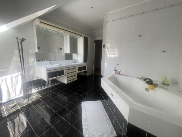 Maison
         6 pièces
        - 210 m² Exclusivité 590 000 € *