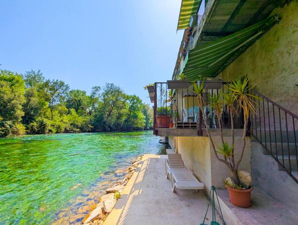 Maison au fil de l'eau entre Fontaine de Vaucluse et Saumane De Vaucluse