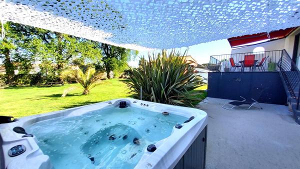 Maison 4 chambres,à sous-sol, avec deux studios et un garage indépendant ( camping car)