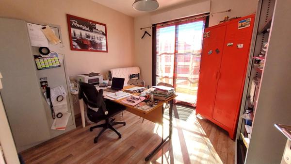 Maison 4 chambres,à sous-sol, avec deux studios et un garage indépendant ( camping car)