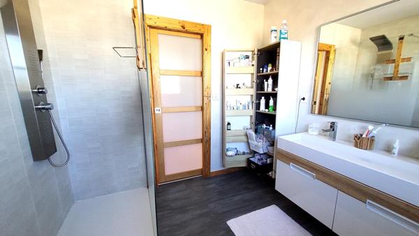 Maison 4 chambres,à sous-sol, avec deux studios et un garage indépendant ( camping car)