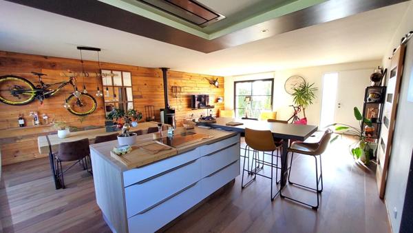 Maison 4 chambres,à sous-sol, avec deux studios et un garage indépendant ( camping car)