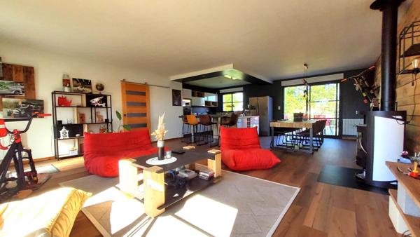 Maison 4 chambres,à sous-sol, avec deux studios et un garage indépendant ( camping car)