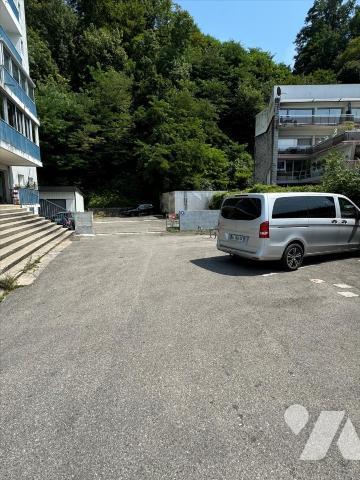 GRAND PARKING EXTERIEUR