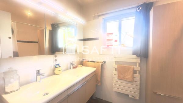 Cannes La Bocca centre – Maison avec studio indépendant et combles aménagés, idéale pour une famille ou une profession libérale.