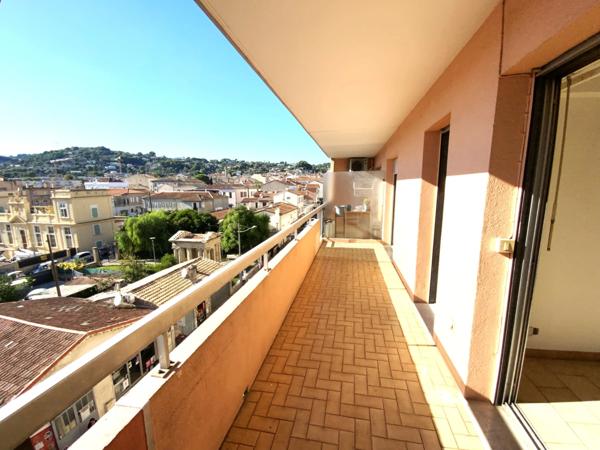 VALLAURIS Deux pièces avec cave et parking