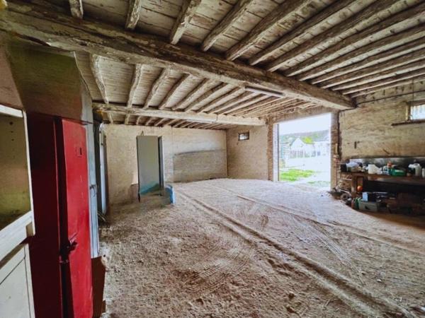 Longère avec vastes dépendances sur 1180 m2 clos