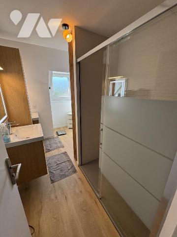 Maison de 142m², avec chambre et salle d'eau au rez-de-chaussée, belle pièce de vie