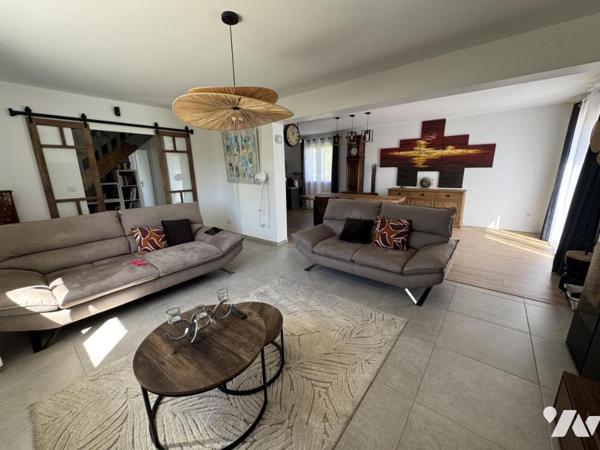 Maison de 142m², avec chambre et salle d'eau au rez-de-chaussée, belle pièce de vie