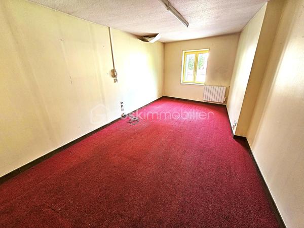 Local d activites de 106 m²