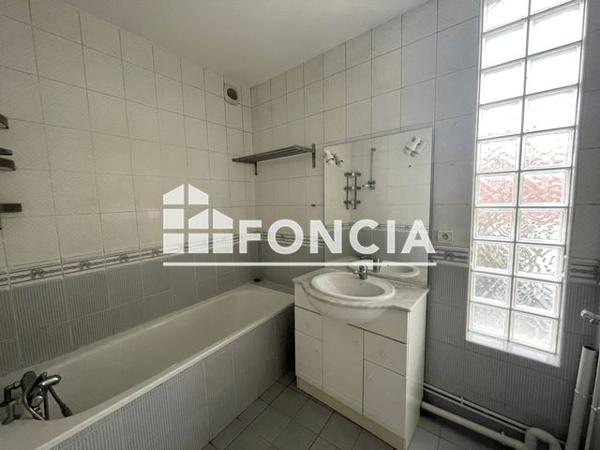 Location Appartement 3 pièces 75.02 m² - 7 RUE DESFLACHES Saint-etienne 42100