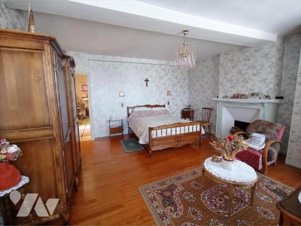 Maison à rénover mitoyenne par deux comprenant : Au rez-de-chaussée : entrée / couloir, cuisine...