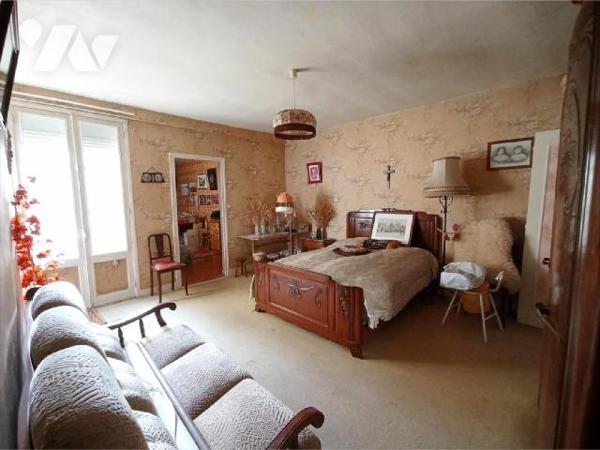 Maison à rénover mitoyenne par deux comprenant : Au rez-de-chaussée : entrée / couloir, cuisine...