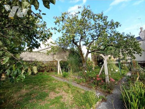 Maison à rénover mitoyenne par deux comprenant : Au rez-de-chaussée : entrée / couloir, cuisine...