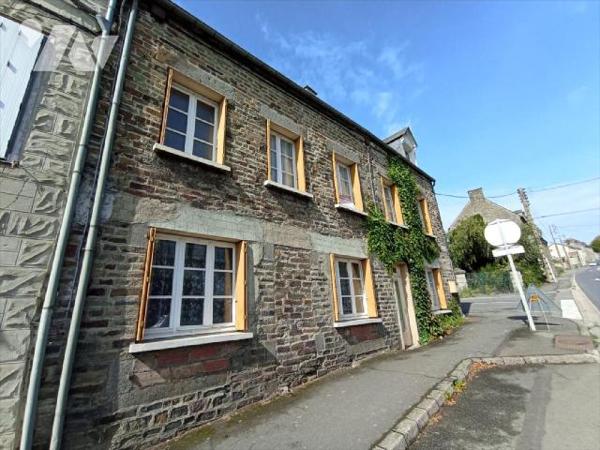 Maison à rénover mitoyenne par deux comprenant : Au rez-de-chaussée : entrée / couloir, cuisine...