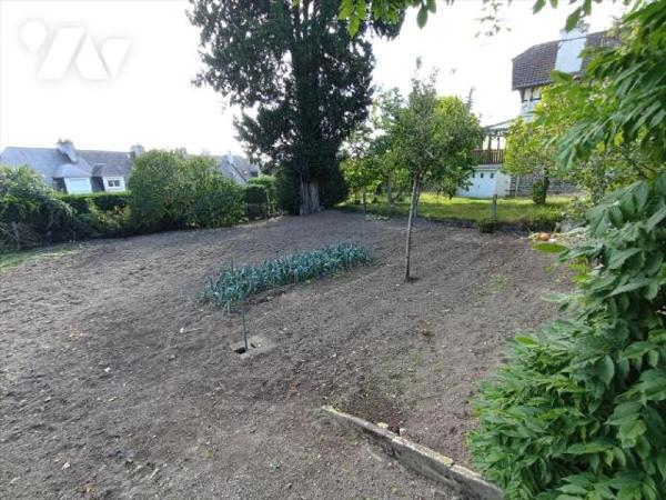 Maison à rénover mitoyenne par deux comprenant : Au rez-de-chaussée : entrée / couloir, cuisine...