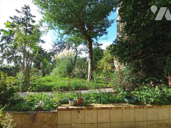 Maison à rénover mitoyenne par deux comprenant : Au rez-de-chaussée : entrée / couloir, cuisine...