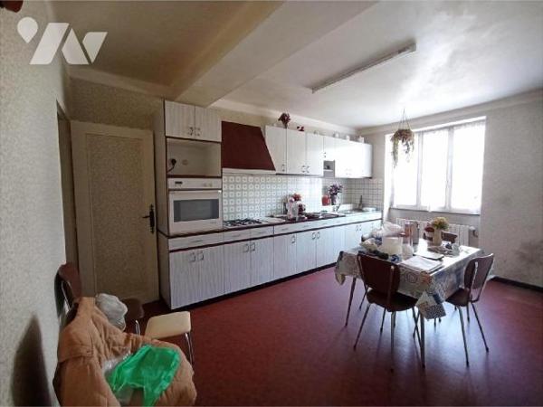 Maison à rénover mitoyenne par deux comprenant : Au rez-de-chaussée : entrée / couloir, cuisine...