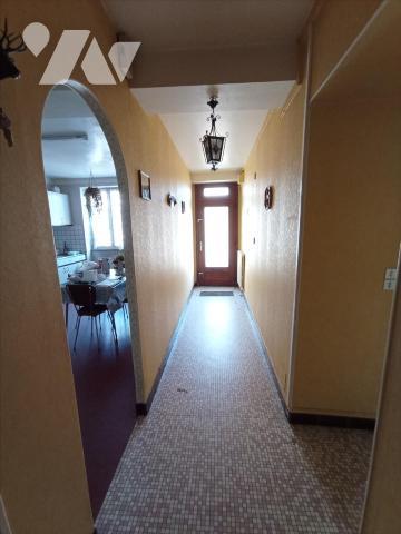 Maison à rénover mitoyenne par deux comprenant : Au rez-de-chaussée : entrée / couloir, cuisine...