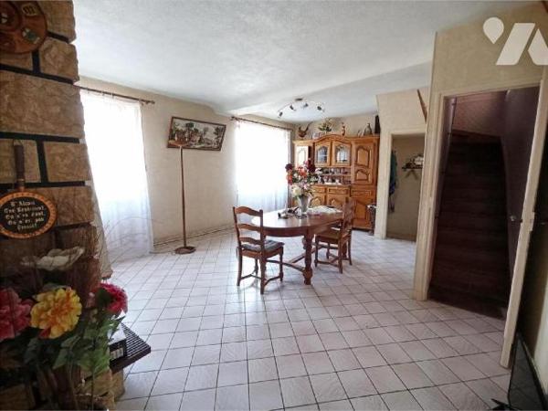 Maison à rénover mitoyenne par deux comprenant : Au rez-de-chaussée : entrée / couloir, cuisine...