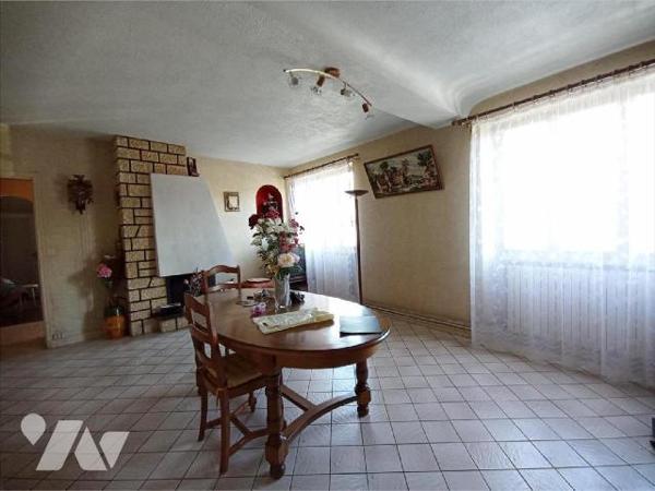 Maison à rénover mitoyenne par deux comprenant : Au rez-de-chaussée : entrée / couloir, cuisine...