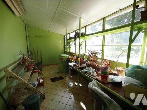 Maison à rénover mitoyenne par deux comprenant : Au rez-de-chaussée : entrée / couloir, cuisine...