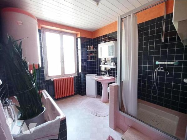 Maison à rénover mitoyenne par deux comprenant : Au rez-de-chaussée : entrée / couloir, cuisine...