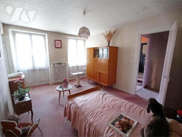 Maison à rénover mitoyenne par deux comprenant : Au rez-de-chaussée : entrée / couloir, cuisine...