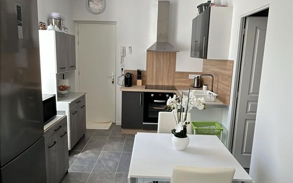 Immeuble à vendre    7 pièces •  Pont-Saint-Esprit