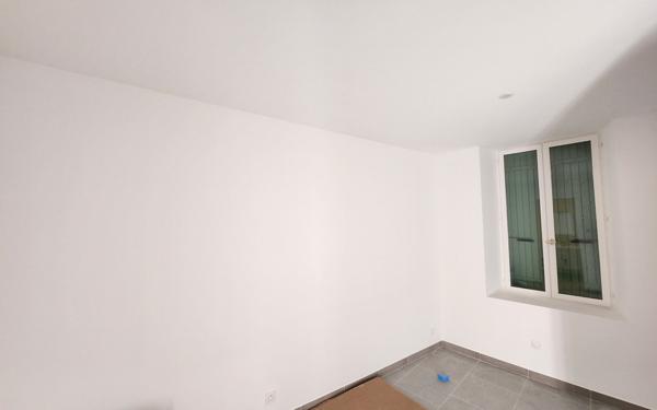 Immeuble à vendre    7 pièces •  Pont-Saint-Esprit