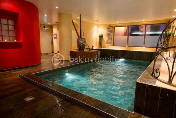 UN ÉTABLISSEMENT DE CHARME AVEC UN POTENTIEL EXCEPTIONNEL À OSSÈS

À seulement 15 minutes de Saint-Jean-Pied-de-Port et 45 minutes de Bayonne, découvrez cet ensemble immobilier de caractère
actuellement aménagé en hôtel restaurant SPA haut de gamme.

Implanté dans le charmant village d’Ossès, cet établissement bénéficie d’un environnement privilégié, paisible et préservé, 
offrant une magnifique vue sur les montagnes basques.

Un lieu qui conjugue charme, authenticité, sérénité et potentiel, idéal pour donner vie à un projet professionnel ambitieux
dans un environnement privilégié.

UN ENSEMBLE IMMOBILIER PRÊT À ACCUEILLIR VOTRE PROJET

L’établissement dispose actuellement d’infrastructures particulièrement complètes :

Côté restauration :

* Entrée principale et salle d’accueil
* Salle de bar avec Licence IV
* 2 cuisines
* 1 atelier cuisine
* 2 salles de restaurant
* Réserve avec chambres froides
* Terrasse
* Bureau
* 2 buanderies
* Dressing

Côté hébergement :

* 16 chambres
* Chaque chambre dispose de sa salle d’eau et de ses WC privatifs
* Grande cave
* Places de parking 


UN SPA HAUT DE GAMME POUR UNE EXPÉRIENCE UNIQUE

Véritable signature de cette propriété, l’espace bien-être constitue un atout majeur.

Vous profiterez d’un magnifique SPA comprenant :

* Piscine intérieure
* Jets massants
* Sauna
* Hammam
* Espaces de détente
* Salle de yoga / sport

Un équipement permettant de proposer une véritable expérience bien-être et de séduire une clientèle à la recherche
de séjour, détente et déconnexion au cœur des paysages Basques.

UN POTENTIEL ENCORE À DÉVELOPPER

Et parce que les possibilités ne s’arrêtent pas là, la propriété bénéficie également d'une dépendance à rénover entièrement.

Un espace supplémentaire qui ouvre la porte à de nombreuses possibilités selon votre projet : hébergement complémentaire, 
espace privatif, logement, activité professionnelle ou extension du concept existant.

UNE OPPORTUNITÉ RARE POUR ENTREPRENEURS ET INVESTISSEURS

Redémarrer l’activité, créer un établissement touristique haut de gamme, développer un concept autour
du bien-être et de l’art de vivre basque, imaginer un lieu événementiel ou donner une toute nouvelle orientation à cette propriété.
Les possibilités sont nombreuses.

Son emplacement, ses volumes, ses équipements et son environnement en font une propriété offrant un potentiel exceptionnel
pour un projet professionnel au Pays Basque.

VOUS AVEZ UN PROJET ? VENEZ LE DÉCOUVRIR.

Ce type d'établissement est rare sur le marché.

Je vous accompagne avec disponibilité et discrétion pour vous faire découvrir cette propriété et échanger avec vous sur son potentiel.

Je suis à votre écoute 7 jours sur 7 et m’adapte à votre planning.

Dossier et informations complémentaires sur demande.