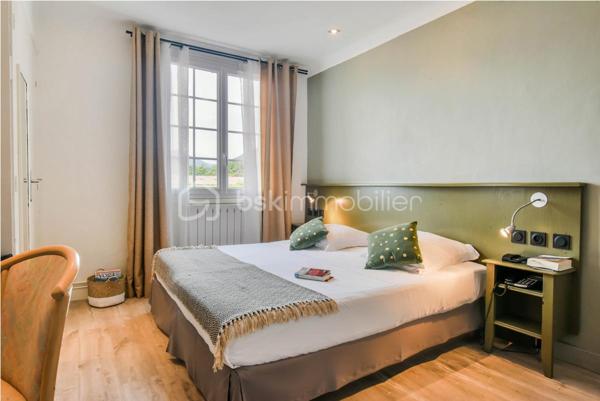 UN ÉTABLISSEMENT DE CHARME AVEC UN POTENTIEL EXCEPTIONNEL À OSSÈS

À seulement 15 minutes de Saint-Jean-Pied-de-Port et 45 minutes de Bayonne, découvrez cet ensemble immobilier de caractère
actuellement aménagé en hôtel restaurant SPA haut de gamme.

Implanté dans le charmant village d’Ossès, cet établissement bénéficie d’un environnement privilégié, paisible et préservé, 
offrant une magnifique vue sur les montagnes basques.

Un lieu qui conjugue charme, authenticité, sérénité et potentiel, idéal pour donner vie à un projet professionnel ambitieux
dans un environnement privilégié.

UN ENSEMBLE IMMOBILIER PRÊT À ACCUEILLIR VOTRE PROJET

L’établissement dispose actuellement d’infrastructures particulièrement complètes :

Côté restauration :

* Entrée principale et salle d’accueil
* Salle de bar avec Licence IV
* 2 cuisines
* 1 atelier cuisine
* 2 salles de restaurant
* Réserve avec chambres froides
* Terrasse
* Bureau
* 2 buanderies
* Dressing

Côté hébergement :

* 16 chambres
* Chaque chambre dispose de sa salle d’eau et de ses WC privatifs
* Grande cave
* Places de parking 


UN SPA HAUT DE GAMME POUR UNE EXPÉRIENCE UNIQUE

Véritable signature de cette propriété, l’espace bien-être constitue un atout majeur.

Vous profiterez d’un magnifique SPA comprenant :

* Piscine intérieure
* Jets massants
* Sauna
* Hammam
* Espaces de détente
* Salle de yoga / sport

Un équipement permettant de proposer une véritable expérience bien-être et de séduire une clientèle à la recherche
de séjour, détente et déconnexion au cœur des paysages Basques.

UN POTENTIEL ENCORE À DÉVELOPPER

Et parce que les possibilités ne s’arrêtent pas là, la propriété bénéficie également d'une dépendance à rénover entièrement.

Un espace supplémentaire qui ouvre la porte à de nombreuses possibilités selon votre projet : hébergement complémentaire, 
espace privatif, logement, activité professionnelle ou extension du concept existant.

UNE OPPORTUNITÉ RARE POUR ENTREPRENEURS ET INVESTISSEURS

Redémarrer l’activité, créer un établissement touristique haut de gamme, développer un concept autour
du bien-être et de l’art de vivre basque, imaginer un lieu événementiel ou donner une toute nouvelle orientation à cette propriété.
Les possibilités sont nombreuses.

Son emplacement, ses volumes, ses équipements et son environnement en font une propriété offrant un potentiel exceptionnel
pour un projet professionnel au Pays Basque.

VOUS AVEZ UN PROJET ? VENEZ LE DÉCOUVRIR.

Ce type d'établissement est rare sur le marché.

Je vous accompagne avec disponibilité et discrétion pour vous faire découvrir cette propriété et échanger avec vous sur son potentiel.

Je suis à votre écoute 7 jours sur 7 et m’adapte à votre planning.

Dossier et informations complémentaires sur demande.