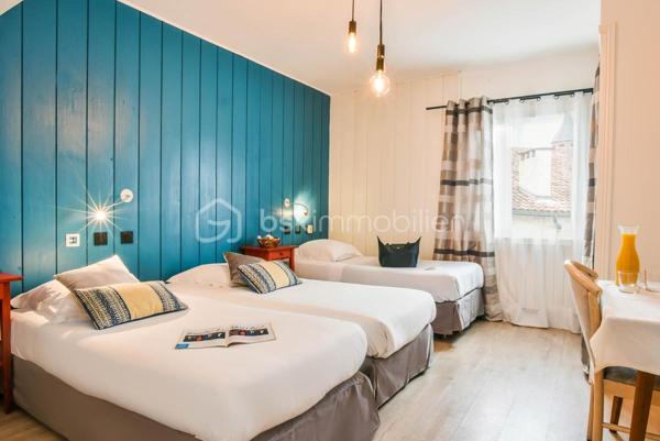 UN ÉTABLISSEMENT DE CHARME AVEC UN POTENTIEL EXCEPTIONNEL À OSSÈS

À seulement 15 minutes de Saint-Jean-Pied-de-Port et 45 minutes de Bayonne, découvrez cet ensemble immobilier de caractère
actuellement aménagé en hôtel restaurant SPA haut de gamme.

Implanté dans le charmant village d’Ossès, cet établissement bénéficie d’un environnement privilégié, paisible et préservé, 
offrant une magnifique vue sur les montagnes basques.

Un lieu qui conjugue charme, authenticité, sérénité et potentiel, idéal pour donner vie à un projet professionnel ambitieux
dans un environnement privilégié.

UN ENSEMBLE IMMOBILIER PRÊT À ACCUEILLIR VOTRE PROJET

L’établissement dispose actuellement d’infrastructures particulièrement complètes :

Côté restauration :

* Entrée principale et salle d’accueil
* Salle de bar avec Licence IV
* 2 cuisines
* 1 atelier cuisine
* 2 salles de restaurant
* Réserve avec chambres froides
* Terrasse
* Bureau
* 2 buanderies
* Dressing

Côté hébergement :

* 16 chambres
* Chaque chambre dispose de sa salle d’eau et de ses WC privatifs
* Grande cave
* Places de parking 


UN SPA HAUT DE GAMME POUR UNE EXPÉRIENCE UNIQUE

Véritable signature de cette propriété, l’espace bien-être constitue un atout majeur.

Vous profiterez d’un magnifique SPA comprenant :

* Piscine intérieure
* Jets massants
* Sauna
* Hammam
* Espaces de détente
* Salle de yoga / sport

Un équipement permettant de proposer une véritable expérience bien-être et de séduire une clientèle à la recherche
de séjour, détente et déconnexion au cœur des paysages Basques.

UN POTENTIEL ENCORE À DÉVELOPPER

Et parce que les possibilités ne s’arrêtent pas là, la propriété bénéficie également d'une dépendance à rénover entièrement.

Un espace supplémentaire qui ouvre la porte à de nombreuses possibilités selon votre projet : hébergement complémentaire, 
espace privatif, logement, activité professionnelle ou extension du concept existant.

UNE OPPORTUNITÉ RARE POUR ENTREPRENEURS ET INVESTISSEURS

Redémarrer l’activité, créer un établissement touristique haut de gamme, développer un concept autour
du bien-être et de l’art de vivre basque, imaginer un lieu événementiel ou donner une toute nouvelle orientation à cette propriété.
Les possibilités sont nombreuses.

Son emplacement, ses volumes, ses équipements et son environnement en font une propriété offrant un potentiel exceptionnel
pour un projet professionnel au Pays Basque.

VOUS AVEZ UN PROJET ? VENEZ LE DÉCOUVRIR.

Ce type d'établissement est rare sur le marché.

Je vous accompagne avec disponibilité et discrétion pour vous faire découvrir cette propriété et échanger avec vous sur son potentiel.

Je suis à votre écoute 7 jours sur 7 et m’adapte à votre planning.

Dossier et informations complémentaires sur demande.