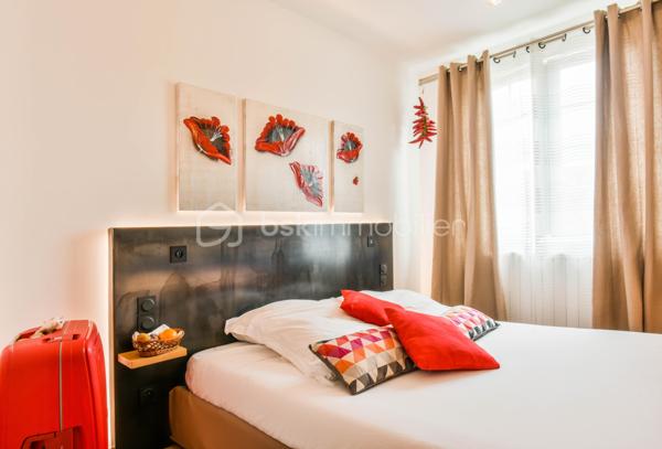 UN ÉTABLISSEMENT DE CHARME AVEC UN POTENTIEL EXCEPTIONNEL À OSSÈS

À seulement 15 minutes de Saint-Jean-Pied-de-Port et 45 minutes de Bayonne, découvrez cet ensemble immobilier de caractère
actuellement aménagé en hôtel restaurant SPA haut de gamme.

Implanté dans le charmant village d’Ossès, cet établissement bénéficie d’un environnement privilégié, paisible et préservé, 
offrant une magnifique vue sur les montagnes basques.

Un lieu qui conjugue charme, authenticité, sérénité et potentiel, idéal pour donner vie à un projet professionnel ambitieux
dans un environnement privilégié.

UN ENSEMBLE IMMOBILIER PRÊT À ACCUEILLIR VOTRE PROJET

L’établissement dispose actuellement d’infrastructures particulièrement complètes :

Côté restauration :

* Entrée principale et salle d’accueil
* Salle de bar avec Licence IV
* 2 cuisines
* 1 atelier cuisine
* 2 salles de restaurant
* Réserve avec chambres froides
* Terrasse
* Bureau
* 2 buanderies
* Dressing

Côté hébergement :

* 16 chambres
* Chaque chambre dispose de sa salle d’eau et de ses WC privatifs
* Grande cave
* Places de parking 


UN SPA HAUT DE GAMME POUR UNE EXPÉRIENCE UNIQUE

Véritable signature de cette propriété, l’espace bien-être constitue un atout majeur.

Vous profiterez d’un magnifique SPA comprenant :

* Piscine intérieure
* Jets massants
* Sauna
* Hammam
* Espaces de détente
* Salle de yoga / sport

Un équipement permettant de proposer une véritable expérience bien-être et de séduire une clientèle à la recherche
de séjour, détente et déconnexion au cœur des paysages Basques.

UN POTENTIEL ENCORE À DÉVELOPPER

Et parce que les possibilités ne s’arrêtent pas là, la propriété bénéficie également d'une dépendance à rénover entièrement.

Un espace supplémentaire qui ouvre la porte à de nombreuses possibilités selon votre projet : hébergement complémentaire, 
espace privatif, logement, activité professionnelle ou extension du concept existant.

UNE OPPORTUNITÉ RARE POUR ENTREPRENEURS ET INVESTISSEURS

Redémarrer l’activité, créer un établissement touristique haut de gamme, développer un concept autour
du bien-être et de l’art de vivre basque, imaginer un lieu événementiel ou donner une toute nouvelle orientation à cette propriété.
Les possibilités sont nombreuses.

Son emplacement, ses volumes, ses équipements et son environnement en font une propriété offrant un potentiel exceptionnel
pour un projet professionnel au Pays Basque.

VOUS AVEZ UN PROJET ? VENEZ LE DÉCOUVRIR.

Ce type d'établissement est rare sur le marché.

Je vous accompagne avec disponibilité et discrétion pour vous faire découvrir cette propriété et échanger avec vous sur son potentiel.

Je suis à votre écoute 7 jours sur 7 et m’adapte à votre planning.

Dossier et informations complémentaires sur demande.