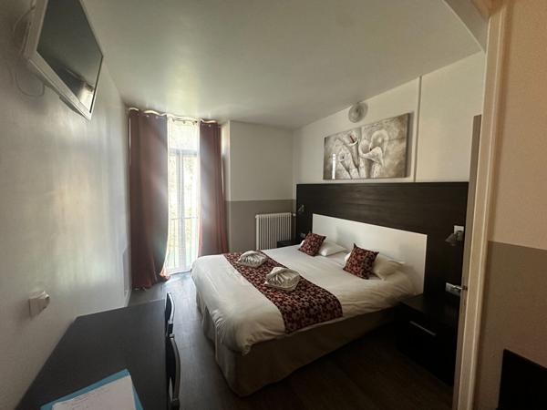 À vendre : fonds de commerce de l'Hôtel de la Citadelle, établissement de charme situé ndans un cadre unique à Sisteron, avec une vue panoramique exceptionnelle sur la citadelle et la vallée 