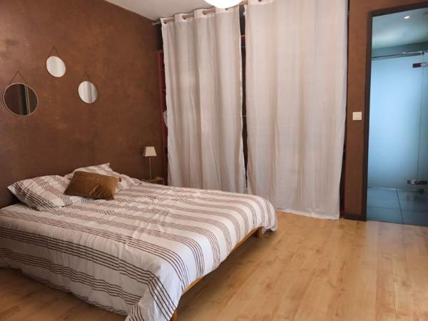 VILLA INDEPENDANTE 230 M2 , AVEC TERRASSE ET PISCINE