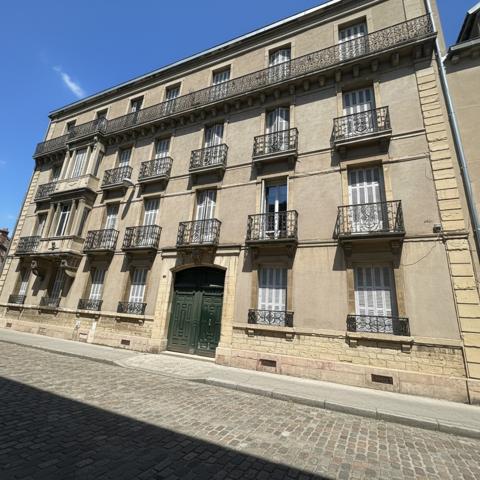 Appartement
                                                                                                                                                                                                                                                                                                                        5 pièce(s)                                                                                                                                                                                                          3 chambre(s)                                                                                                                                                                                                          112  m²