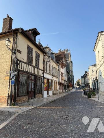 Ensemble immobilier à vendre à TROYES (10000) en Aube (10)

Un corp de bâtiment comprenant : ...